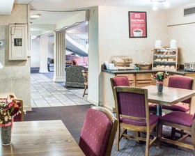 Econo Lodge & Suites