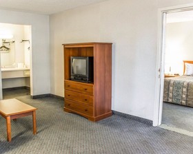 Econo Lodge & Suites