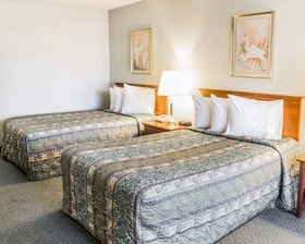 Econo Lodge & Suites