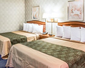 Econo Lodge & Suites