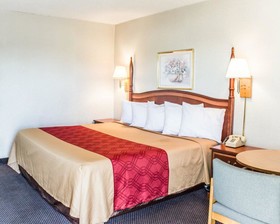 Econo Lodge & Suites