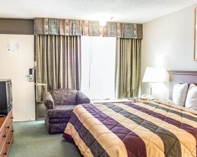 Econo Lodge & Suites