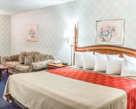 Econo Lodge & Suites