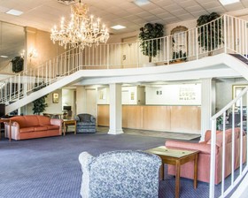 Econo Lodge & Suites