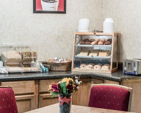 Econo Lodge & Suites