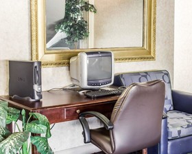 Econo Lodge & Suites