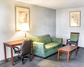 Econo Lodge & Suites