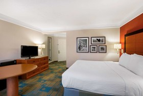 La Quinta Inn & Suites by Wyndham Greensboro NC