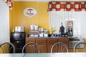 Super 8 by Wyndham Greensboro/Coliseum/Conv.