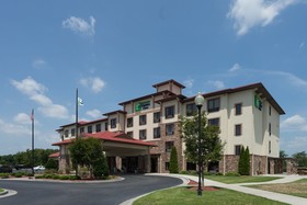 Holiday Inn Express & Suites Lexington NW-The Vineyard