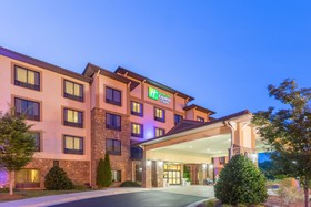 Holiday Inn Express & Suites Lexington NW-The Vineyard