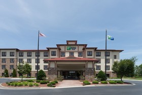 Holiday Inn Express & Suites Lexington NW-The Vineyard