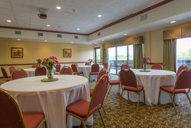 Holiday Inn Express & Suites Lexington NW-The Vineyard