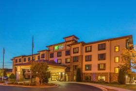 Holiday Inn Express & Suites Lexington NW-The Vineyard