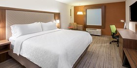 Holiday Inn Express & Suites Lumberton