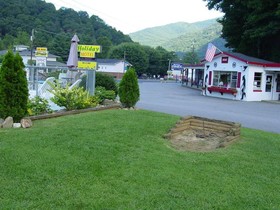 A Holiday Motel Maggie Valley