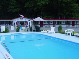 A Holiday Motel Maggie Valley