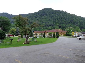 A Holiday Motel Maggie Valley
