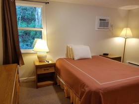 A Holiday Motel Maggie Valley