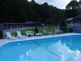 A Holiday Motel Maggie Valley