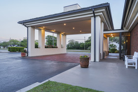 Garnet Inn & Suites