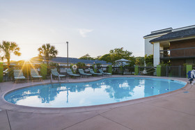 Garnet Inn & Suites