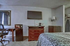 Econo Lodge Raleigh Near Walnut Creek Amphitheatre