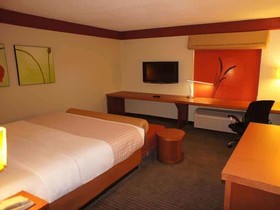 La Quinta Inn & Suites by Wyndham Raleigh Crabtree