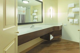 La Quinta Inn & Suites by Wyndham Raleigh Crabtree