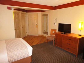 La Quinta Inn & Suites by Wyndham Raleigh Crabtree