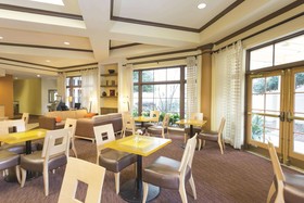 La Quinta Inn & Suites by Wyndham Raleigh Crabtree