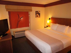 La Quinta Inn & Suites by Wyndham Raleigh Crabtree
