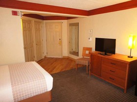 La Quinta Inn & Suites by Wyndham Raleigh Crabtree