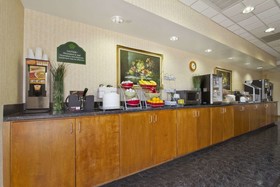La Quinta Inn & Suites by Wyndham Raleigh Downtown North