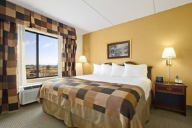 La Quinta Inn & Suites by Wyndham Raleigh Downtown North