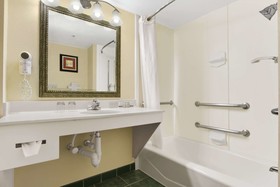 La Quinta Inn & Suites by Wyndham Raleigh Downtown North