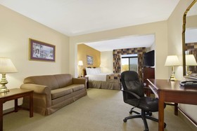 La Quinta Inn & Suites by Wyndham Raleigh Downtown North