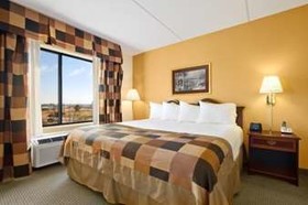 La Quinta Inn & Suites by Wyndham Raleigh Downtown North