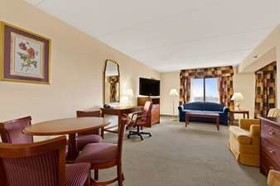 La Quinta Inn & Suites by Wyndham Raleigh Downtown North