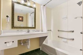La Quinta Inn & Suites by Wyndham Raleigh Downtown North