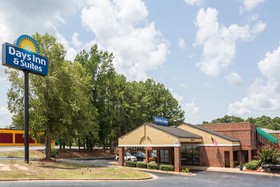 Days Inn & Suites by Wyndham Rocky Mount Golden East