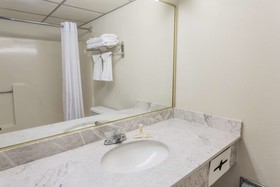 Days Inn & Suites by Wyndham Rocky Mount Golden East
