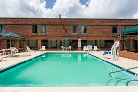Days Inn & Suites by Wyndham Rocky Mount Golden East