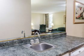 Days Inn & Suites by Wyndham Rocky Mount Golden East
