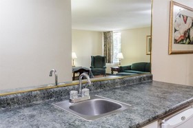 Days Inn & Suites by Wyndham Rocky Mount Golden East