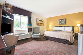 Days Inn & Suites by Wyndham Siler City