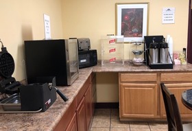 Econo Lodge Inn & Suites