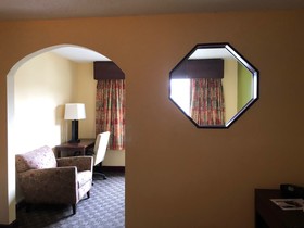 Econo Lodge Inn & Suites