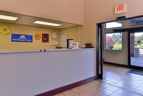 Econo Lodge Inn & Suites