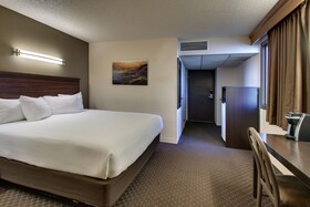 EverSpring Inn & Suites